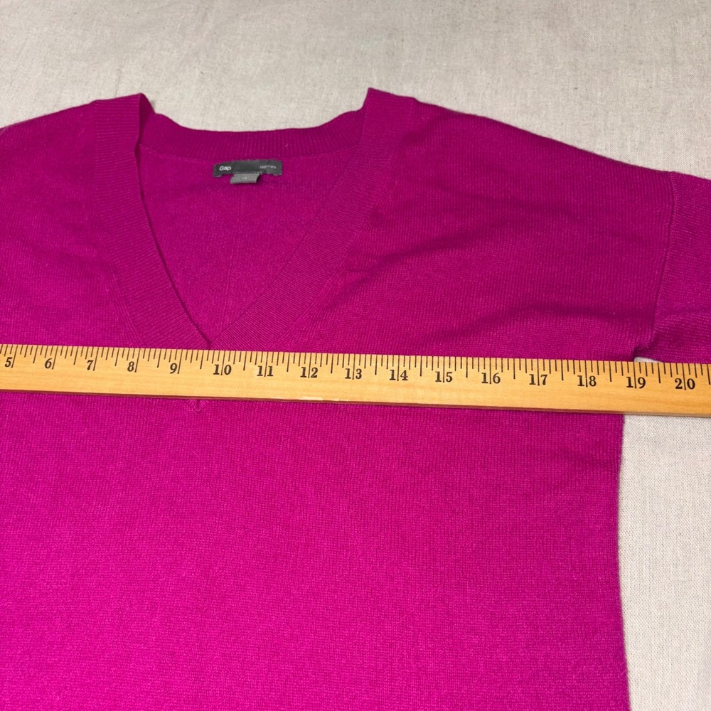 Gap Womens XS Cashmere V-Neck Sweater Fuchsia Pink Long Sleeve Winter feminine - Picture 3 of 6